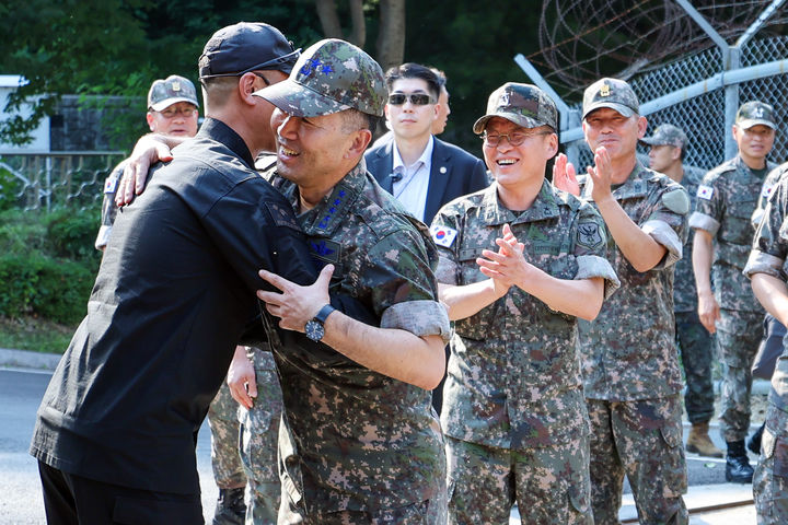 [서울=뉴시스] 16일 진영승 합참의장이 국군화생방방호사령부를 방문해 장병을 격려하고 있다. (사진=합동참모본부 제공) 2026.06.16. photo@newsis.com *재판매 및 DB 금지