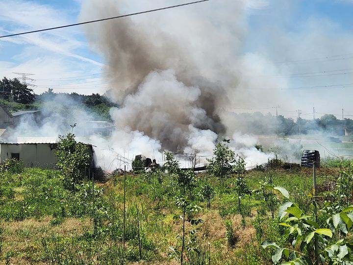 [군산=뉴시스] 16일 오전 10시38분께 전북 군산시 신관동에 위치한 농막으로 쓰이는 조립식 건물에서 불이 나 연기가 피어오르고 있다. (사진=전북도소방본부 제공) 2026.06.16. photo@newsis.com *재판매 및 DB 금지