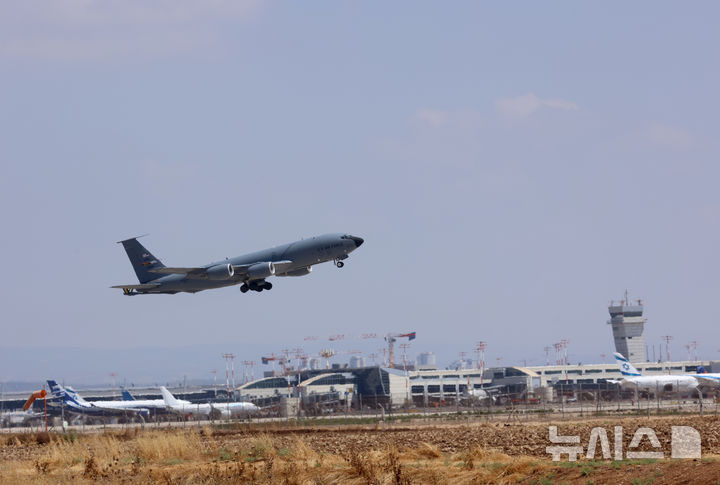 [ 벤구리온 공항=신화/뉴시스] 이스라엘 텔 아비브 시 부근의 벤 구리온 국제공항에서 지난 6월 15일 미군 공중 급유기가 유조 탱크를 채운 뒤 이륙하고 있다. 2026.08.07. 