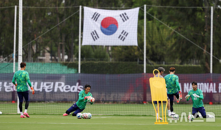 [사포판(멕시코)=뉴시스] 전신 기자 = 2026 북중미 월드컵 조별리그 A조 2차전 멕시코와의 경기를 앞둔 축구 국가대표팀 김승규, 송범근, 조현우가 15일(현지 시간) 멕시코 과달라하라 인근 사포판에 위치한 치바스 바예 베르데에서 훈련을 하고 있다. 2026.06.16. photo1006@newsis.com