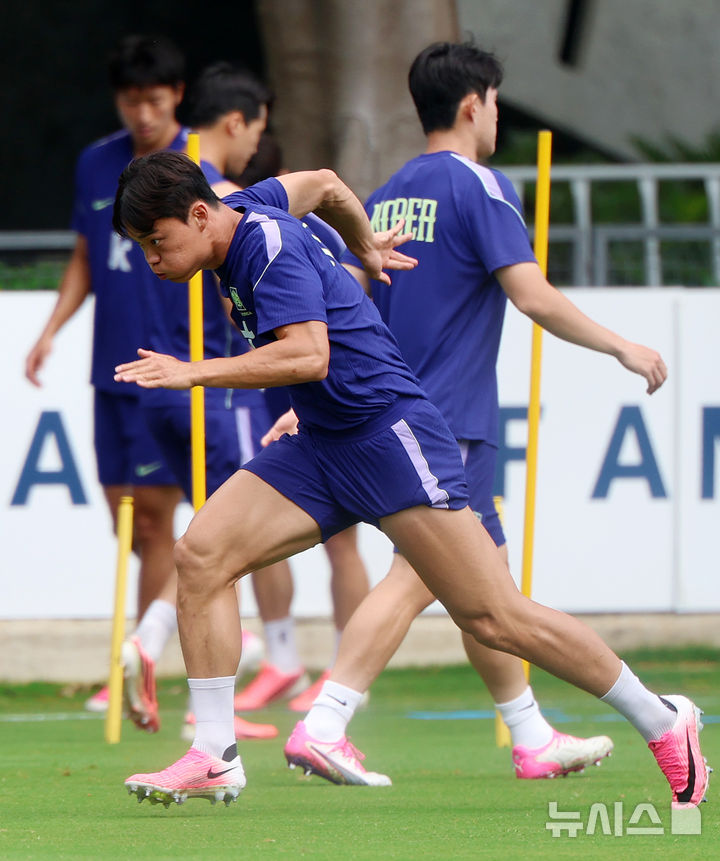 [사포판(멕시코)=뉴시스] 김명년 기자 = 축구 국가대표팀 오현규가 15일(현지 시간) 멕시코를 상대로한 2026 국제축구연맹(FIFA) 북중미월드컵 조별리그 A조 2차전을 앞두고 멕시코 과달라하라 인근 사포판에 위치한 베이스캠프 훈련장 치바스 바예 베르데에서 훈련하고 있다. 2026.06.16. kmn@newsis.com