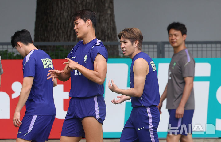[사포판(멕시코)=뉴시스] 김명년 기자 = 축구 국가대표팀 오현규와 이강인이 15일(현지 시간) 멕시코를 상대로한 2026 국제축구연맹(FIFA) 북중미월드컵 조별리그 A조 2차전을 앞두고 멕시코 과달라하라 인근 사포판에 위치한 베이스캠프 훈련장 치바스 바예 베르데에서 훈련 중 코치에게 손짓하며 말하고 있다. 2026.06.16. kmn@newsis.com