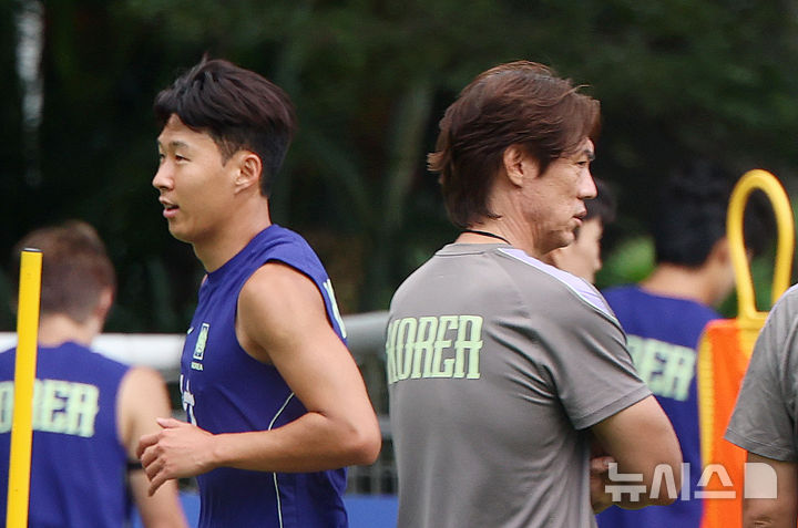 [사포판(멕시코)=뉴시스] 김명년 기자 = 축구 국가대표팀 손흥민이 15일(현지 시간) 멕시코를 상대로한 2026 국제축구연맹(FIFA) 북중미월드컵 조별리그 A조 2차전을 앞두고 멕시코 과달라하라 인근 사포판에 위치한 베이스캠프 훈련장 치바스 바예 베르데에서 훈련 중 홍명보 감독을 지나치고 있다. 2026.06.16. kmn@newsis.com