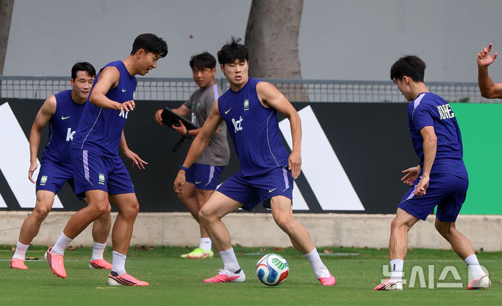[사포판(멕시코)=뉴시스] 김명년 기자 = 축구 국가대표팀 김태현이 15일(현지 시간) 멕시코를 상대로한 2026 국제축구연맹(FIFA) 북중미월드컵 조별리그 A조 2차전을 앞두고 멕시코 과달라하라 인근 사포판에 위치한 베이스캠프 훈련장 치바스 바예 베르데에서 훈련하고 있다. 2026.06.16. kmn@newsis.com