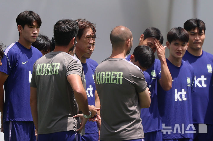 [사포판(멕시코)=뉴시스] 김명년 기자 = 축구 국가대표팀 홍명보 감독이 15일(현지 시간) 멕시코를 상대로한 2026 국제축구연맹(FIFA) 북중미월드컵 조별리그 A조 2차전을 앞두고 멕시코 과달라하라 인근 사포판에 위치한 베이스캠프 훈련장 치바스 바예 베르데에서 훈련 지시하고 있다. 2026.06.16. kmn@newsis.com
