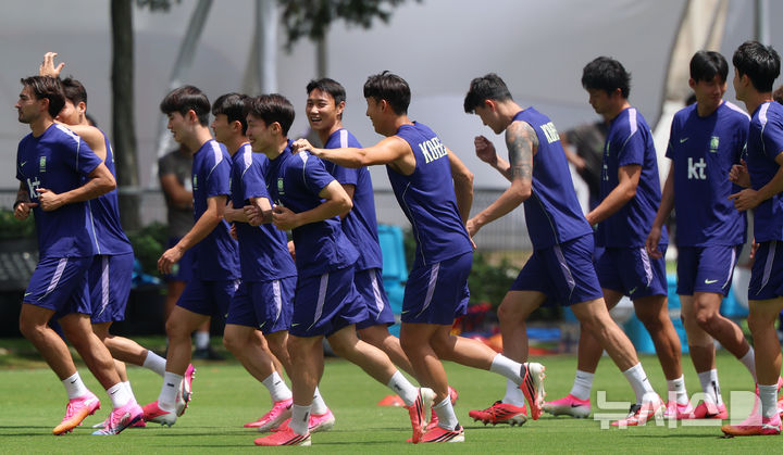 [사포판(멕시코)=뉴시스] 김명년 기자 = 축구 국가대표팀 선수들이 15일(현지 시간) 멕시코를 상대로한 2026 국제축구연맹(FIFA) 북중미월드컵 조별리그 A조 2차전을 앞두고 멕시코 과달라하라 인근 사포판에 위치한 베이스캠프 훈련장 치바스 바예 베르데에서 훈련하고 있다. 2026.06.16. kmn@newsis.com