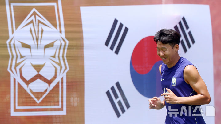 [사포판(멕시코)=뉴시스] 김명년 기자 = 축구 국가대표팀 손흥민이 15일(현지 시간) 멕시코를 상대로한 2026 국제축구연맹(FIFA) 북중미월드컵 조별리그 A조 2차전을 앞두고 멕시코 과달라하라 인근 사포판에 위치한 베이스캠프 훈련장 치바스 바예 베르데에서 밝은 표정으로 훈련하고 있다. 2026.06.16. kmn@newsis.com