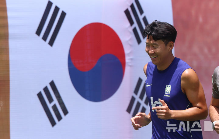 [사포판(멕시코)=뉴시스] 김명년 기자 = 축구 국가대표팀 손흥민이 15일(현지 시간) 멕시코를 상대로한 2026 국제축구연맹(FIFA) 북중미월드컵 조별리그 A조 2차전을 앞두고 멕시코 과달라하라 인근 사포판에 위치한 베이스캠프 훈련장 치바스 바예 베르데에서 밝은 표정으로 훈련하고 있다. 2026.06.16. kmn@newsis.com