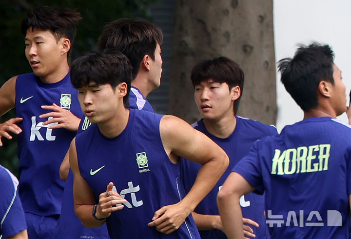 [사포판(멕시코)=뉴시스] 김명년 기자 = 축구 국가대표팀 김태현과 배준호가 15일(현지 시간) 멕시코를 상대로한 2026 국제축구연맹(FIFA) 북중미월드컵 조별리그 A조 2차전을 앞두고 멕시코 과달라하라 인근 사포판에 위치한 베이스캠프 훈련장 치바스 바예 베르데에서 훈련하고 있다. 2026.06.16. kmn@newsis.com