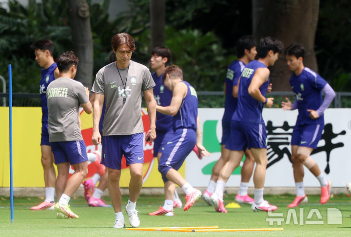 [사포판(멕시코)=뉴시스] 김명년 기자 = 축구 국가대표팀 홍명보 감독이 15일(현지 시간) 멕시코를 상대로한 2026 국제축구연맹(FIFA) 북중미월드컵 조별리그 A조 2차전을 앞두고 멕시코 과달라하라 인근 사포판에 위치한 베이스캠프 훈련장 치바스 바예 베르데에서 훈련하는 선수들을 뒤로하고 생각에 잠겨있다. 2026.06.16. kmn@newsis.com