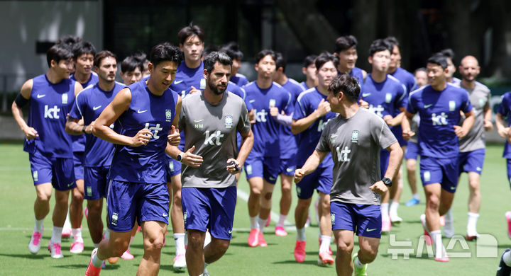 [사포판(멕시코)=뉴시스] 전신 기자 = 2026 북중미 월드컵 조별리그 A조 2차전 멕시코와의 경기를 앞둔 축구 국가대표팀 선수들이 15일(현지 시간) 멕시코 과달라하라 인근 사포판에 위치한 치바스 바예 베르데에서 훈련을 하고 있다. 2026.06.16. photo1006@newsis.com
