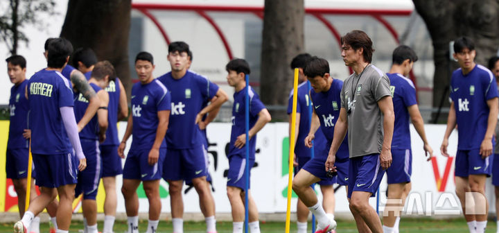 [사포판(멕시코)=뉴시스] 전신 기자 = 2026 북중미 월드컵 조별리그 A조 2차전 멕시코와의 경기를 앞둔 축구 국가대표팀 홍명보 감독이 15일(현지 시간) 멕시코 과달라하라 인근 사포판에 위치한 치바스 바예 베르데에서 선수들의 훈련을 지켜보고 있다. 2026.06.16. photo1006@newsis.com