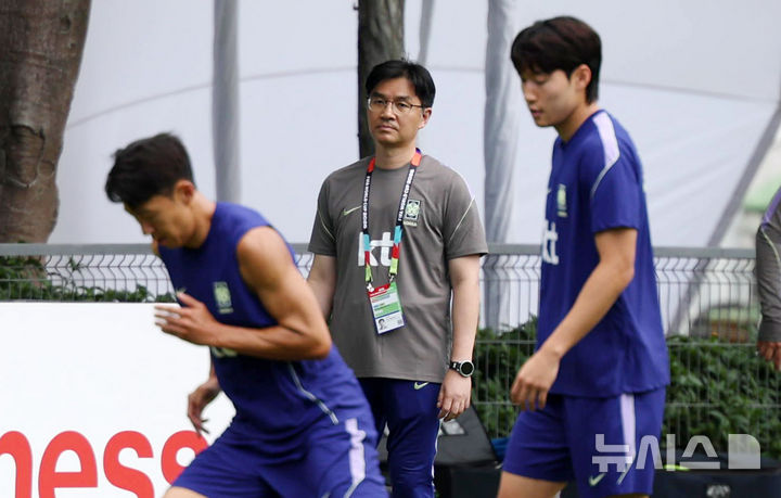 [사포판(멕시코)=뉴시스] 전신 기자 = 축구 국가대표팀 한덕현 멘털코치가 15일(현지 시간) 멕시코 과달라하라 인근 사포판에 위치한 치바스 바예 베르데에서 선수들의 훈련을 지켜보고 있다. 2026.06.16. photo1006@newsis.com