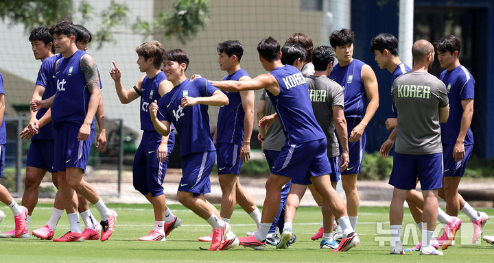 [사포판(멕시코)=뉴시스] 전신 기자 = 2026 북중미 월드컵 조별리그 A조 2차전 멕시코와의 경기를 앞둔 축구 국가대표팀 선수들이 15일(현지 시간) 멕시코 과달라하라 인근 사포판에 위치한 치바스 바예 베르데에서 러닝 준비를 하고 있다. 2026.06.16. photo1006@newsis.com