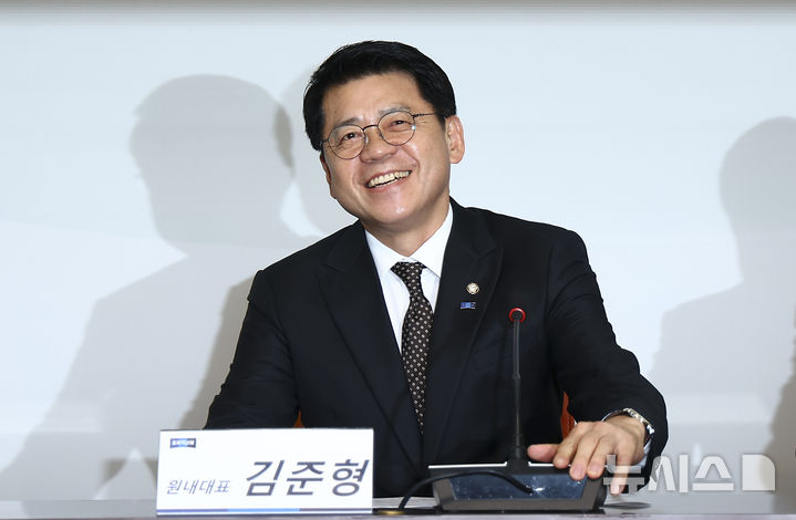 [서울=뉴시스] 김근수 기자 = 김준형 조국혁신당 신임 원내대표가 16일 오전 서울 여의도 국회에서 열린 공개 의원총회에서 미소를 짓고 있다. 2026.06.16. ks@newsis.com