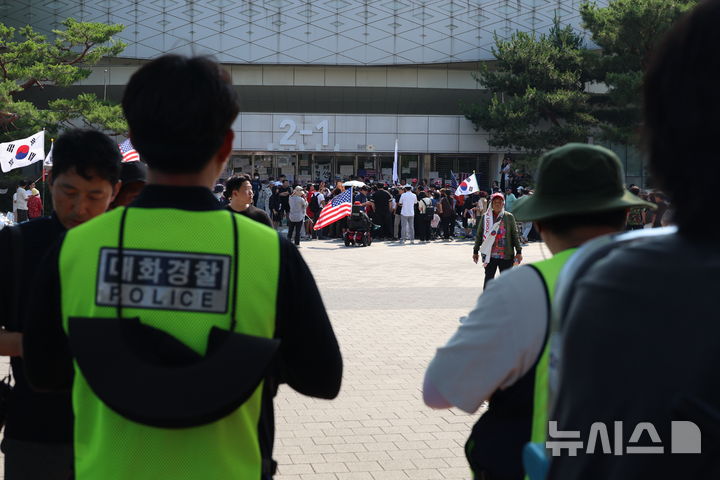 [서울=뉴시스] 고승민 기자 = 6·3 지방선거 투표용지 부족 사태를 규탄하는 개표소 봉쇄 시위가 이어진 16일 서울 올림픽공원 핸드볼경기장 앞에서 시위대가 경찰 진입과 관련 서로 논의를 하고 있다. 2026.06.16. kkssmm99@newsis.com
