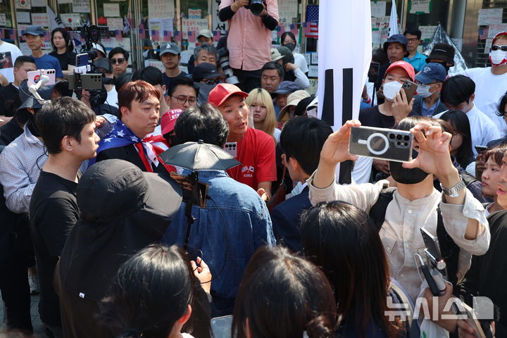 [서울=뉴시스] 고승민 기자 = 6·3 지방선거 투표용지 부족 사태를 규탄하는 개표소 봉쇄 시위가 이어진 16일 서울 올림픽공원 핸드볼경기장 앞에서 시위대가 경찰 진입과 관련 서로 논의를 하고 있다. 2026.06.16. kkssmm99@newsis.com