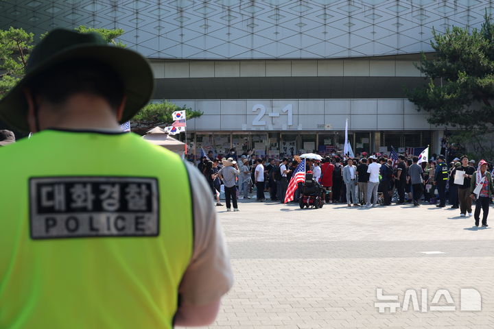 [서울=뉴시스] 고승민 기자 = 26일 경찰에 따르면 현재 올림픽공원 시위 현장에는 평일 주간 기준 하루 평균 24명의 대화경찰이 투입되고 있다. 사진은 지난 16일 서울 올림픽공원 핸드볼경기장 앞에서 시위대가 경찰 진입과 관련 서로 논의를 하고 있는 모습. 2026.06.16. kkssmm99@newsis.com