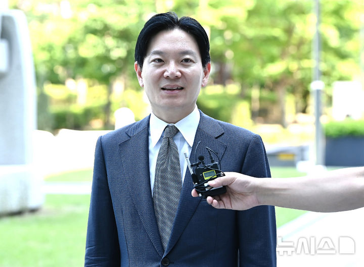 [수원=뉴시스] 김종택 기자 = 박상용 인천지검 부부장검사가 16일 경기 수원시 영통구 수원지방법원에서 열린 이화영 전 경기도 평화부지사의 '연어 술파티' 의혹과 관련한 국민참여재판 증인으로 출석하고 있다. 2026.06.16. jtk@newsis.com