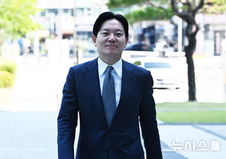 [수원=뉴시스] 김종택 기자 = 박상용 인천지검 부부장검사가 16일 경기 수원시 영통구 수원지방법원에서 열린 이화영 전 경기도 평화부지사의 '연어 술파티' 의혹과 관련한 국민참여재판 증인으로 출석하고 있다. 2026.06.16. jtk@newsis.com