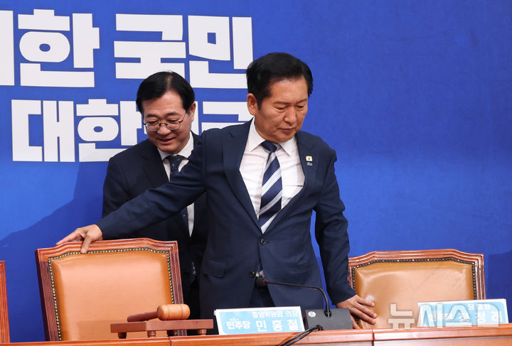[서울=뉴시스] 최진석 기자 = 더불어민주당 정청래 대표와 민홍철 중앙위원회 의장이 16일 여의도 국회에서 열린 중앙위원회의에 입장하고 있다. 2026.06.16. myjs@newsis.com