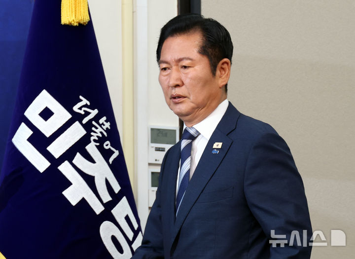 [서울=뉴시스] 최진석 기자 = 정청래 더불어민주당 대표가 16일 여의도 국회에서 열린 중앙위원회의에 입장하고 있다. 2026.06.16. myjs@newsis.com
