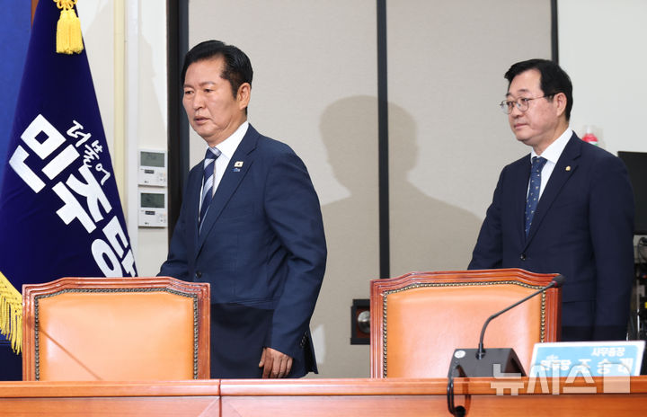 [서울=뉴시스] 최진석 기자 = 더불어민주당 정청래 대표와 민홍철 중앙위원회 의장이 16일 여의도 국회에서 열린 중앙위원회의에 입장하고 있다. 2026.06.16. myjs@newsis.com