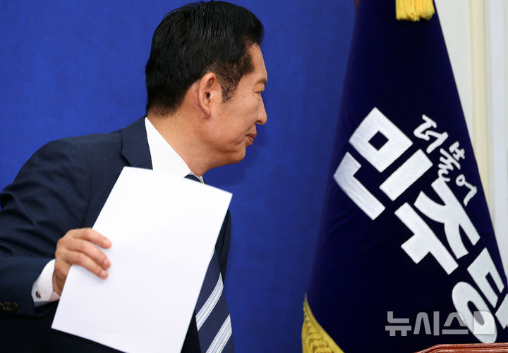 [서울=뉴시스] 최진석 기자 = 정청래 더불어민주당 대표가 16일 여의도 국회에서 열린 중앙위원회의를 마친 뒤 이동하고 있다. 2026.06.16. myjs@newsis.com