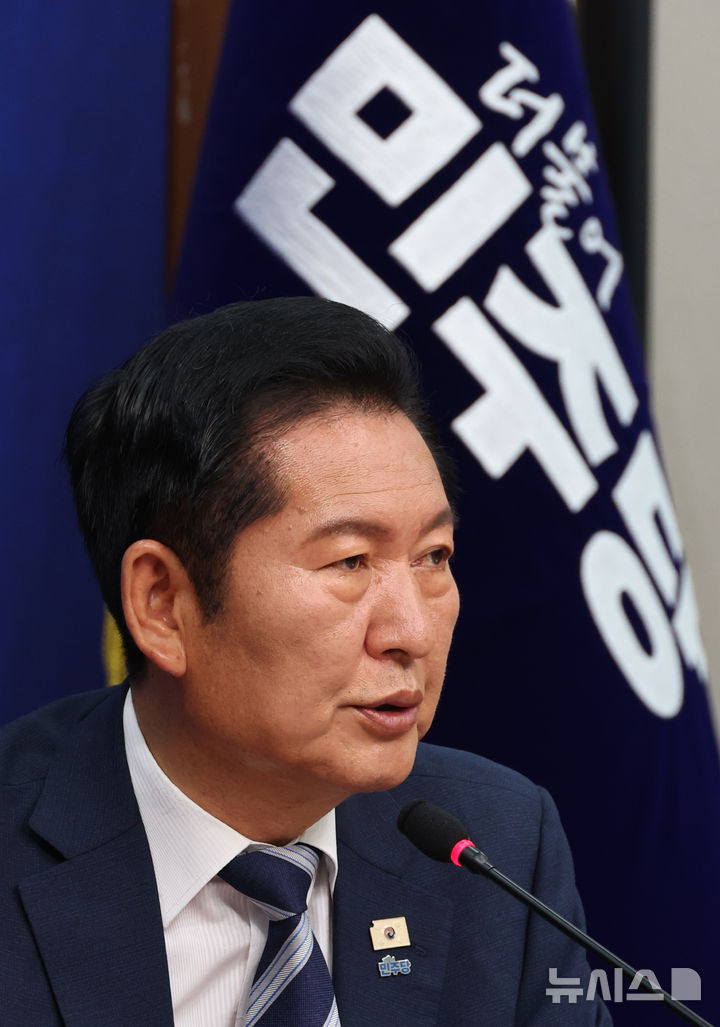 [서울=뉴시스] 최진석 기자 = 정청래 더불어민주당 대표가 16일 여의도 국회에서 열린 중앙위원회의에서 발언하고 있다. 2026.06.16. myjs@newsis.com