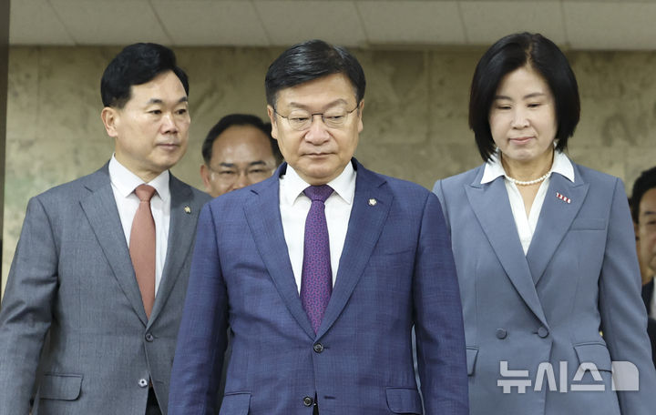 [서울=뉴시스] 김근수 기자 = 정점식(가운데) 국민의힘 원내대표가 16일 오전 서울 여의도 국회에서 열린 원내대책회의장으로 들어서고 있다. 2026.06.16. ks@newsis.com
