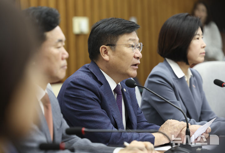 [서울=뉴시스] 김근수 기자 = 정점식 국민의힘 원내대표가 16일 오전 서울 여의도 국회에서 열린 원내대책회의에서 모두발언을 하고 있다. 2026.06.16. ks@newsis.com