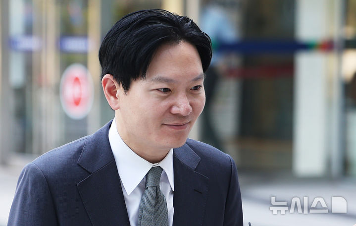 [수원=뉴시스] 김종택 기자 = 박상용 인천지검 부부장검사가 16일 경기 수원시 영통구 수원지방법원에서 열린 이화영 전 경기도 평화부지사의 '연어 술파티' 의혹과 관련한 국민참여재판 증인으로 출석하고 있다. (공동취재) 2026.06.16. photo@newsis.com