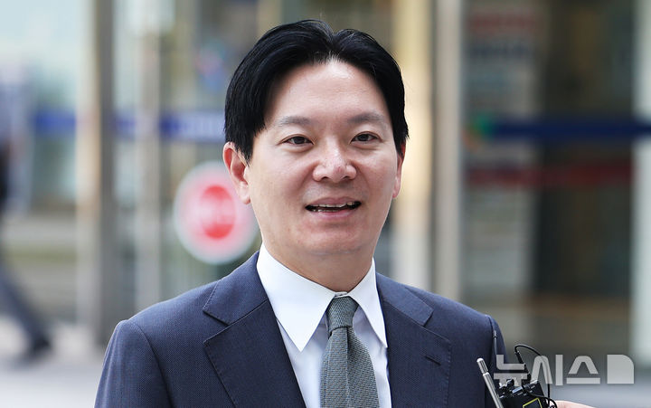 [수원=뉴시스] 김종택 기자 = 박상용 인천지검 부부장검사가 16일 경기 수원시 영통구 수원지방법원에서 열린 이화영 전 경기도 평화부지사의 '연어 술파티' 의혹과 관련한 국민참여재판 증인으로 출석하고 있다. (공동취재) 2026.06.16. photo@newsis.com
