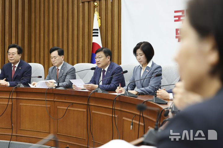 [서울=뉴시스] 김근수 기자 = 정점식 국민의힘 원내대표가 16일 오전 서울 여의도 국회에서 열린 원내대책회의에서 모두발언을 하고 있다. 2026.06.16. ks@newsis.com
