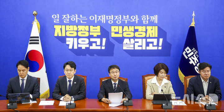 [서울=뉴시스] 정병혁 기자 = 한병도 더불어민주당 원내대표가 16일 서울 여의도 국회에서 열린 원내대책회의에서 발언하고 있다. 2026.06.16. jhope@newsis.com