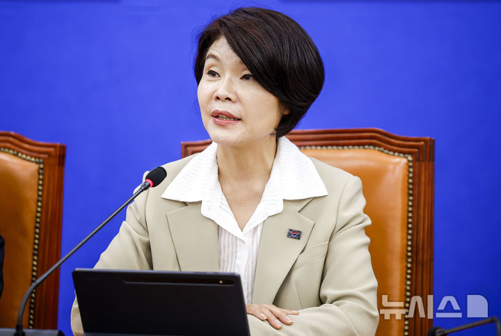 [서울=뉴시스] 정병혁 기자 = 한정애 더불어민주당 정책위의장이 16일 서울 여의도 국회에서 열린 원내대책회의에서 발언하고 있다. 2026.06.16. jhope@newsis.com