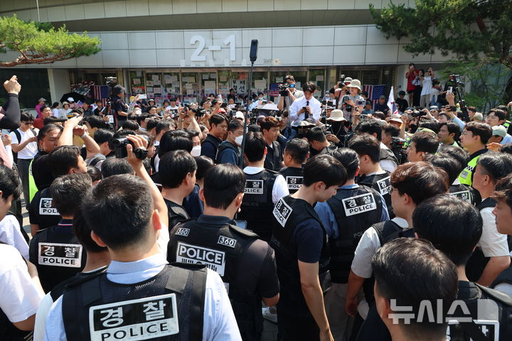 [서울=뉴시스] 고승민 기자 = 6·3 지방선거 투표용지 부족 사태를 규탄하는 개표소 봉쇄 시위가 이어진 16일 서울 올림픽공원 핸드볼경기장 앞에서 경찰이 시위대에게 입주단체 등 출입 관련 경고를 고지하고 있다. 2026.06.16. kkssmm99@newsis.com