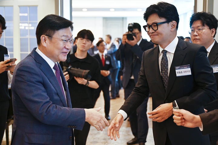 [서울=뉴시스] 김근수 기자 = 정점식(왼쪽) 국민의힘 원내대표와 한동훈 국회의원이 16일 서울 영등포구 CCMM빌딩에서 열린 2026 국민공공정책포럼에 참석해 인사를 나누고 있다. (사진= 국민일보 제공) 2026.06.16. photo@newsis.com *재판매 및 DB 금지