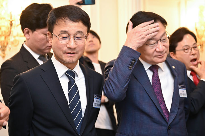 [서울=뉴시스] 김근수 기자 = 한병도(왼쪽) 더불어민주당 원내대표와 정점식 국민의힘 원내대표가 16일 서울 영등포구 CCMM빌딩에서 열린 2026 국민공공정책포럼에 참석해 있다. (사진= 국민일보 제공) 2026.06.16. photo@newsis.com *재판매 및 DB 금지