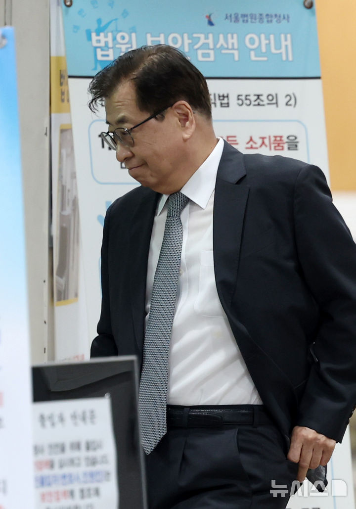 [서울=뉴시스] 조성우 기자 = 서훈 전 청와대 국가안보실장이 16일 서울 서초구 서울중앙지방법원에서 열린 '서해 피격 사건 은폐 시도 및 월북몰이 혐의' 항소심 선고기일에 출석하고 있다. 2026.06.16. xconfind@newsis.com
