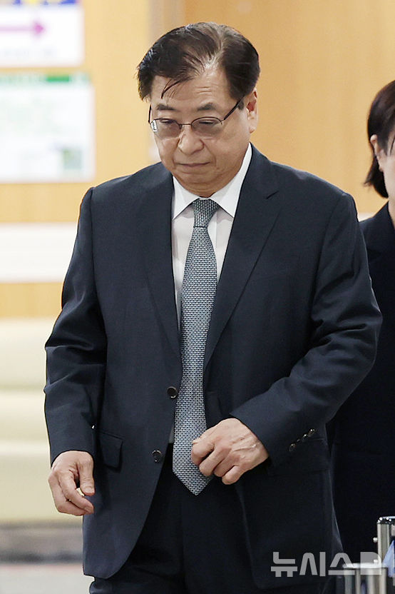 [서울=뉴시스] 조성우 기자 = 서훈 전 청와대 국가안보실장이 16일 서울 서초구 서울중앙지방법원에서 열린 '서해 피격 사건 은폐 시도 및 월북몰이 혐의' 항소심 선고기일에 출석하고 있다. 2026.06.16. xconfind@newsis.com