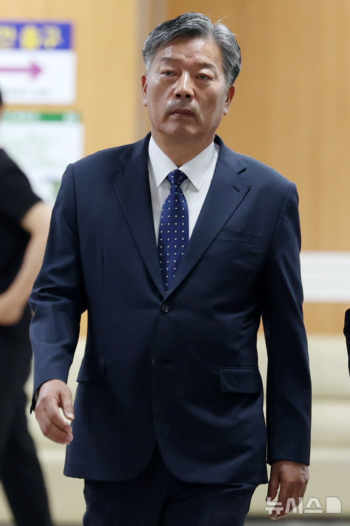 [서울=뉴시스] 조성우 기자 = 김홍희 전 해양경찰청장이 16일 서울 서초구 서울중앙지방법원에서 열린 '서해 피격 사건 은폐 시도 및 월북몰이 혐의' 항소심 선고기일에 출석하고 있다. 2026.06.16. xconfind@newsis.com