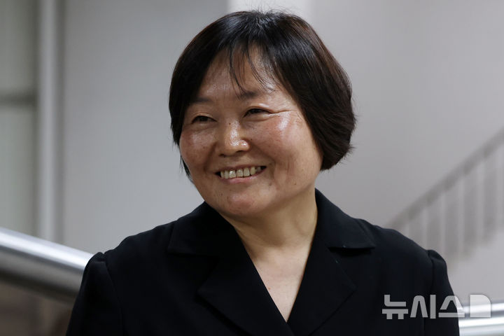 [서울=뉴시스] 조성우 기자 = 국가보안법 위반 혐의를 받는 한명희 민중민주당 대표가 16일 서울 서초구 서울중앙지방법원에서 열린 구속 전 피의자 심문(영장실질심사)에 출석하고 있다. 2026.06.16. xconfind@newsis.com