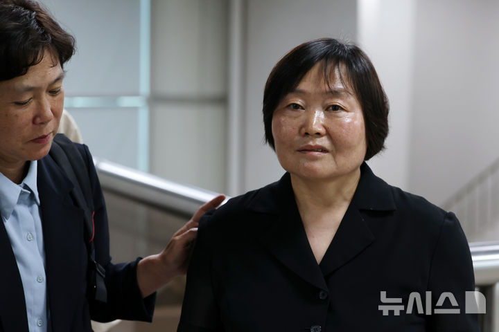 [서울=뉴시스] 조성우 기자 = 국가보안법 위반 혐의를 받는 한명희 민중민주당 대표가 16일 서울 서초구 서울중앙지방법원에서 열린 구속 전 피의자 심문(영장실질심사)에 출석하고 있다. 2026.06.16. xconfind@newsis.com