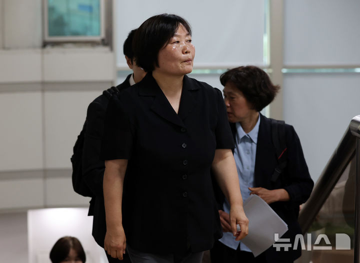 [서울=뉴시스] 조성우 기자 = 국가보안법 위반 혐의를 받는 한명희 민중민주당 대표가 16일 서울 서초구 서울중앙지방법원에서 열린 구속 전 피의자 심문(영장실질심사)에 출석하고 있다. 2026.06.16. xconfind@newsis.com