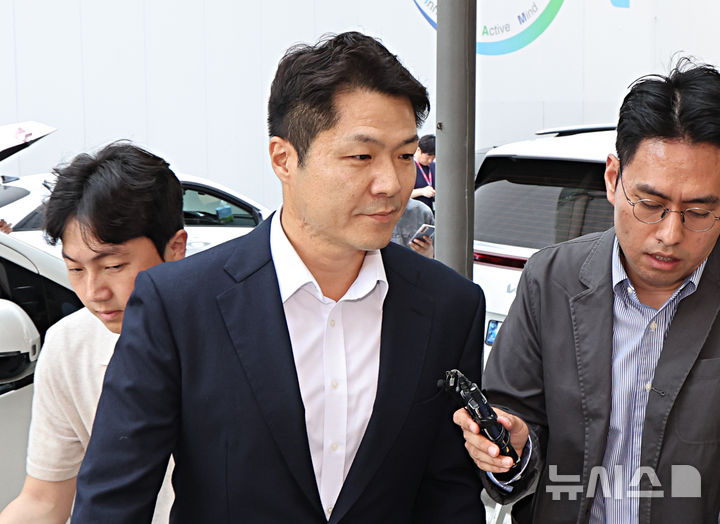 [과천=뉴시스] 김금보 기자 = 아울러 특검팀은 도이치모터스 주가조작 사건 수사 무마 의혹 관련 당시 수사팀을 이끈 최재훈 전 서울중앙지검 반부패수사2부장을 청탁금지법 위반 혐의로, 이창수 당시 서울중앙지검장을 청탁금지법 위반 방조 혐의로 입건했다. 사진은 최 전 부장검사. 2026.06.25. kgb@newsis.com