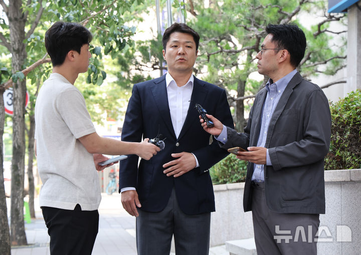 [과천=뉴시스] 김금보 기자 = 최재훈 전 서울중앙지검 반부패수사2부장검사가 16일 경기 과천시 2차 종합특검 사무실에 피의자 조사를 받기 위해 출석하며 취재진 질문에 답하고 있다. 2026.06.16. kgb@newsis.com