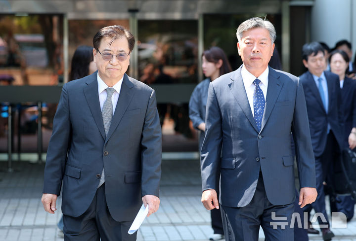 [서울=뉴시스] 조성우 기자 = 서훈(왼쪽) 전 청와대 국가안보실장과 김홍희 전 해양경찰청장이 16일 서울 서초구 서울중앙지방법원에서 열린 '서해 피격 사건 은폐 시도 및 월북몰이 혐의' 항소심에서 무죄를 받은 뒤 법원을 나서고 있다. 2026.06.16. xconfind@newsis.com
