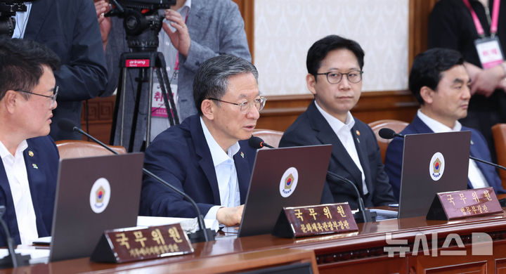 [서울=뉴시스] 조수정 기자 = 정성호 법무부 장관이 16일 오전 서울 종로구 정부서울청사에서 국무회의 겸 비상경제본부회의에서 김민석 국무총리의 잠실 개표소 봉쇄 시위 관련 대처 지시에 답변하고 있다. 2026.06.16. chocrystal@newsis.com