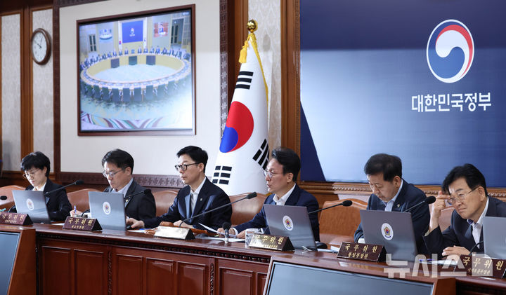 [서울=뉴시스] 조수정 기자 = 김민석 국무총리가 16일 오전 서울 종로구 정부서울청사에서 국무회의 겸 비상경제본부회의를 주재하고 있다. 2026.06.16. chocrystal@newsis.com